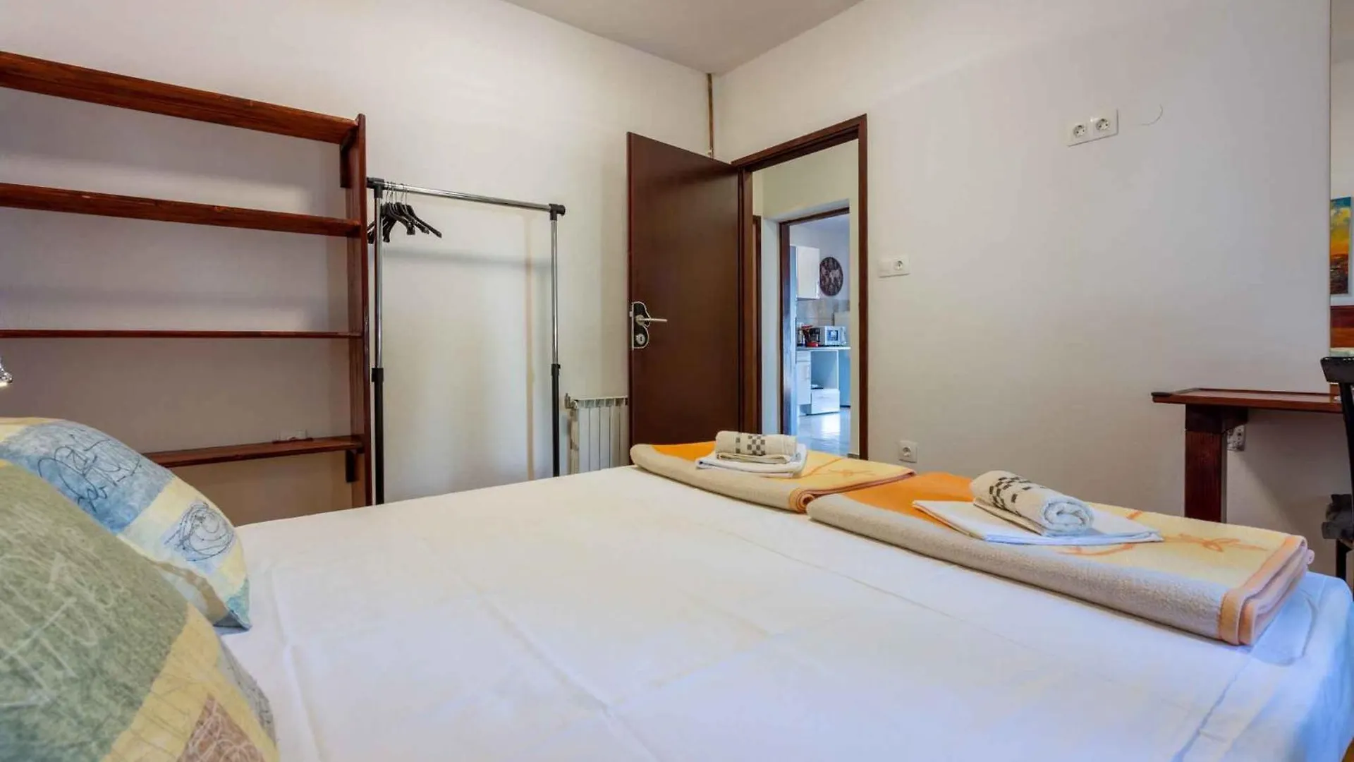 Apartment In Selce 46009
