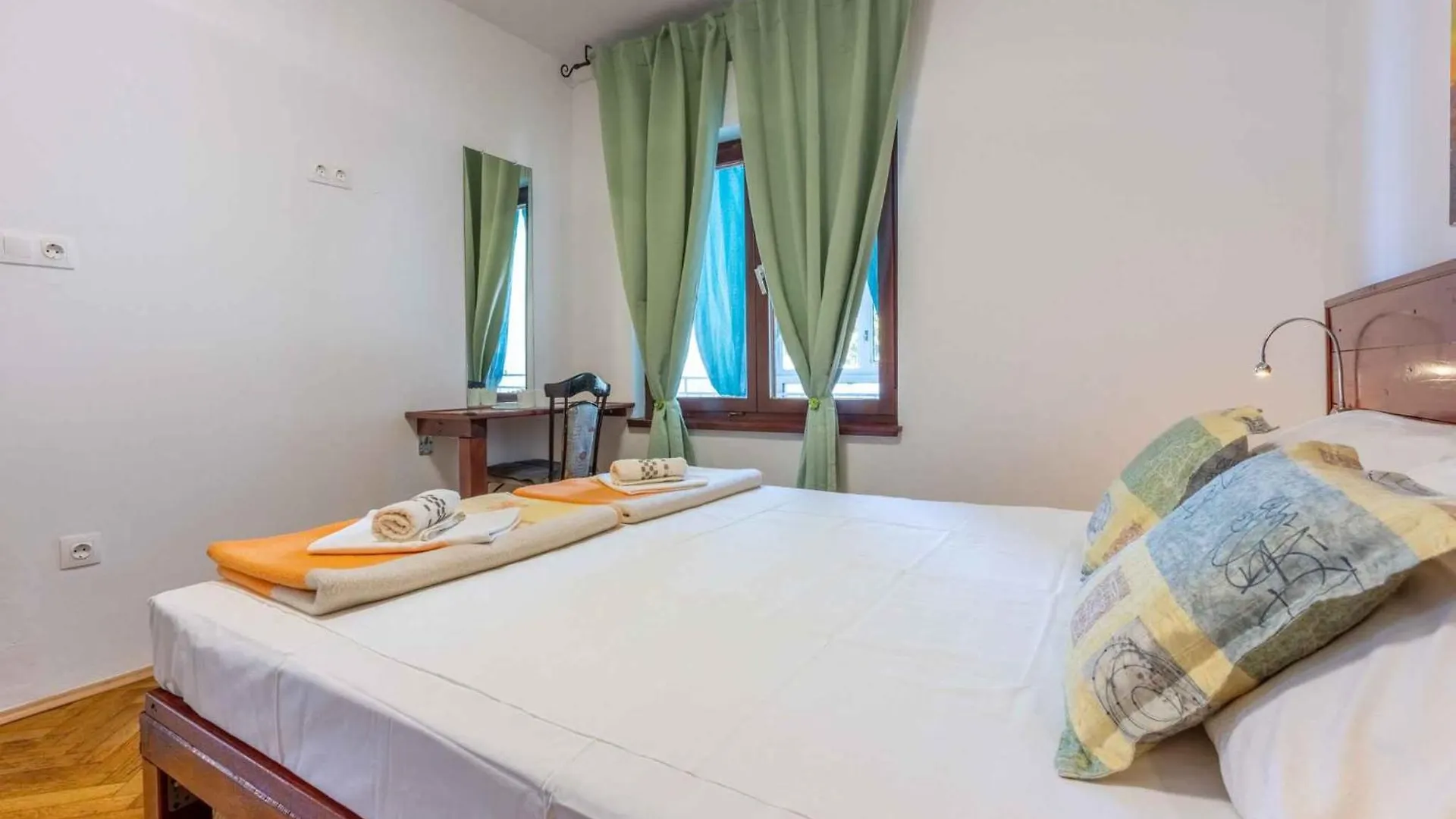 Apartment In Selce 46009